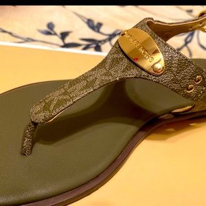 MK GOLD PLATE THONG MINI LOGO LUX IN OLIVE GREEN. GREAT FOR SPRING/SUMMER LOOK.